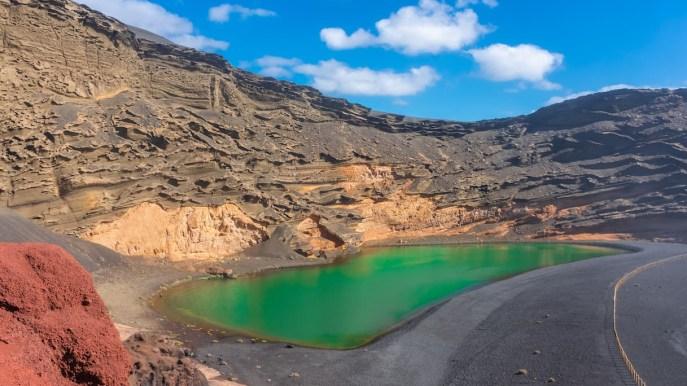 Charco de los Clicos est un lac entièrement vert, quelque chose de surréaliste